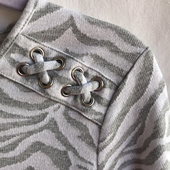 Chico’s Weekends gray and white zebra-striped high-low 3/4-sleeve top - Picture 6 of 8